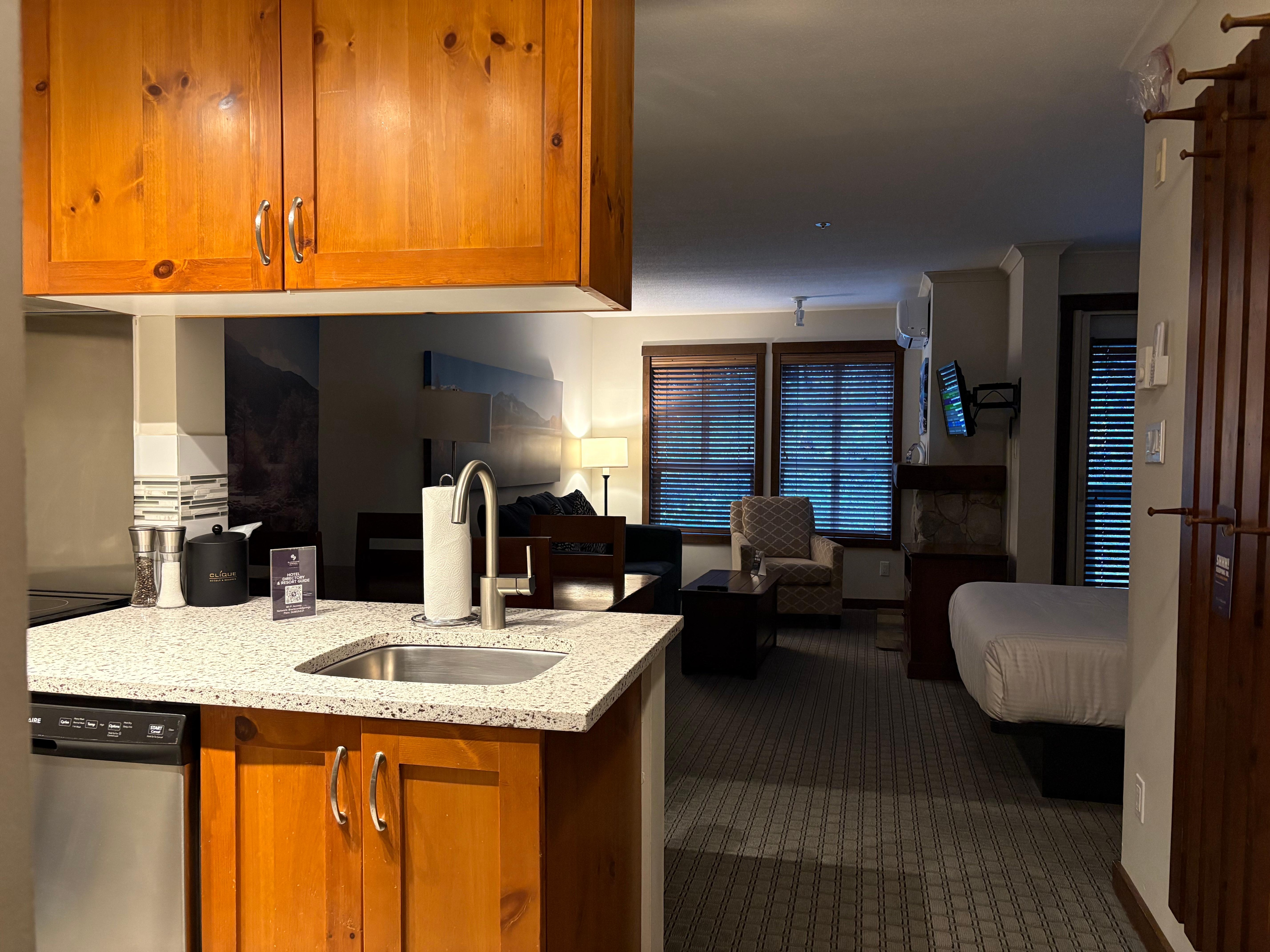 Studio Queen with full kitchen - to bad no keurig.