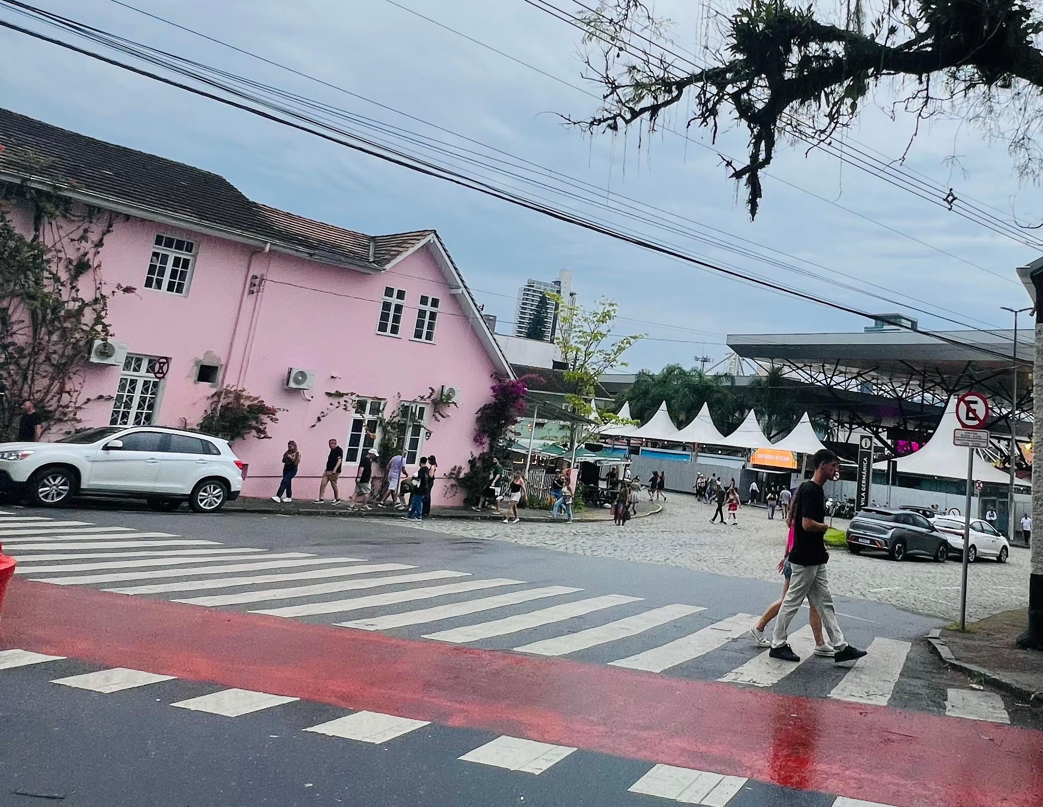 Aqui dá para ver a pousada e a entrada da oktober 