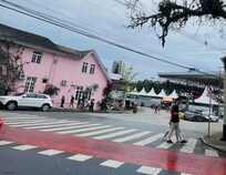 Aqui dá para ver a pousada e a entrada da oktober