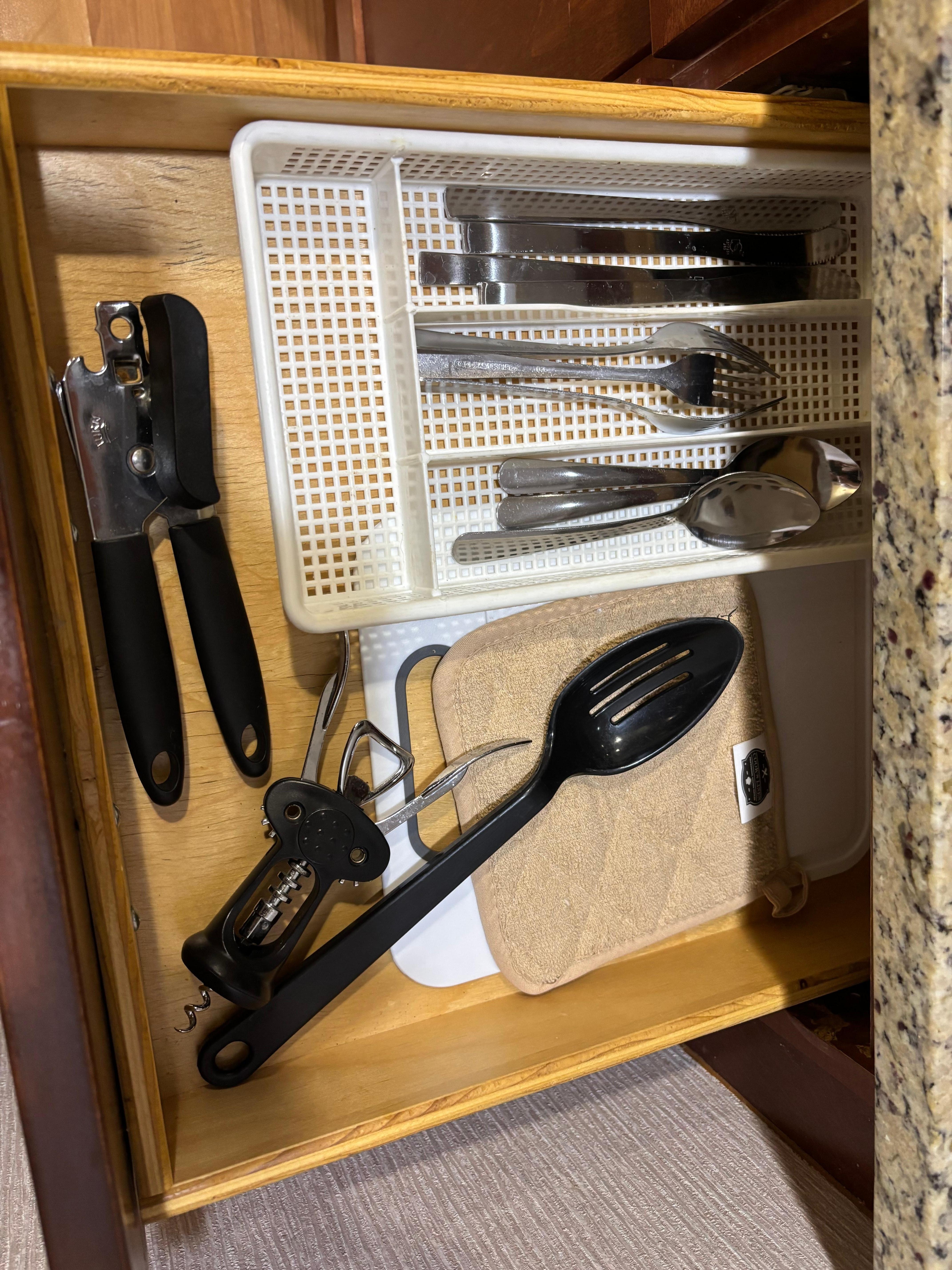 This was all that was in the kitchen along with two small pans.