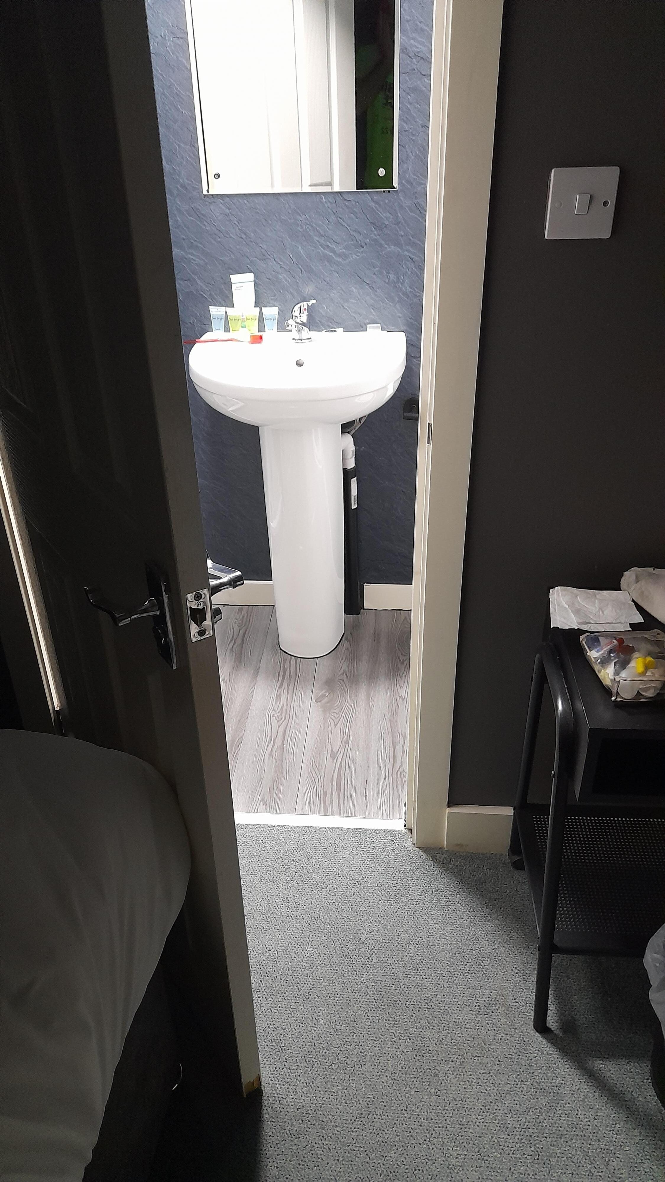 La puerta pega contra la cama