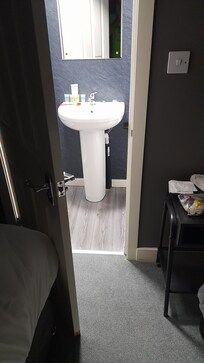 La puerta pega contra la cama