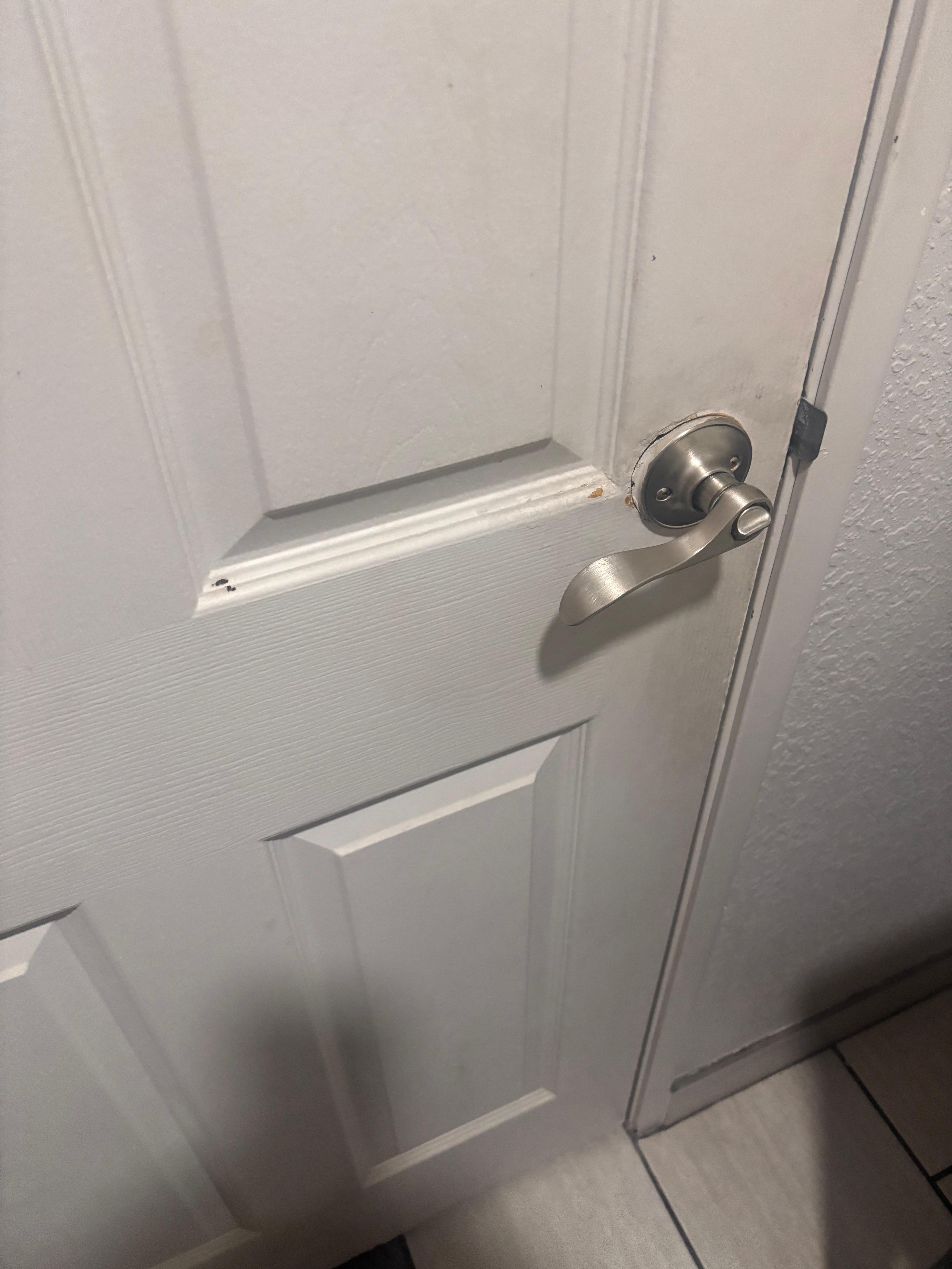 La puerta con algo de moho y muy sucia