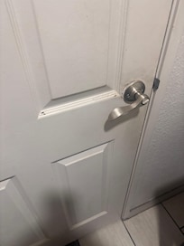 La puerta con algo de moho y muy sucia