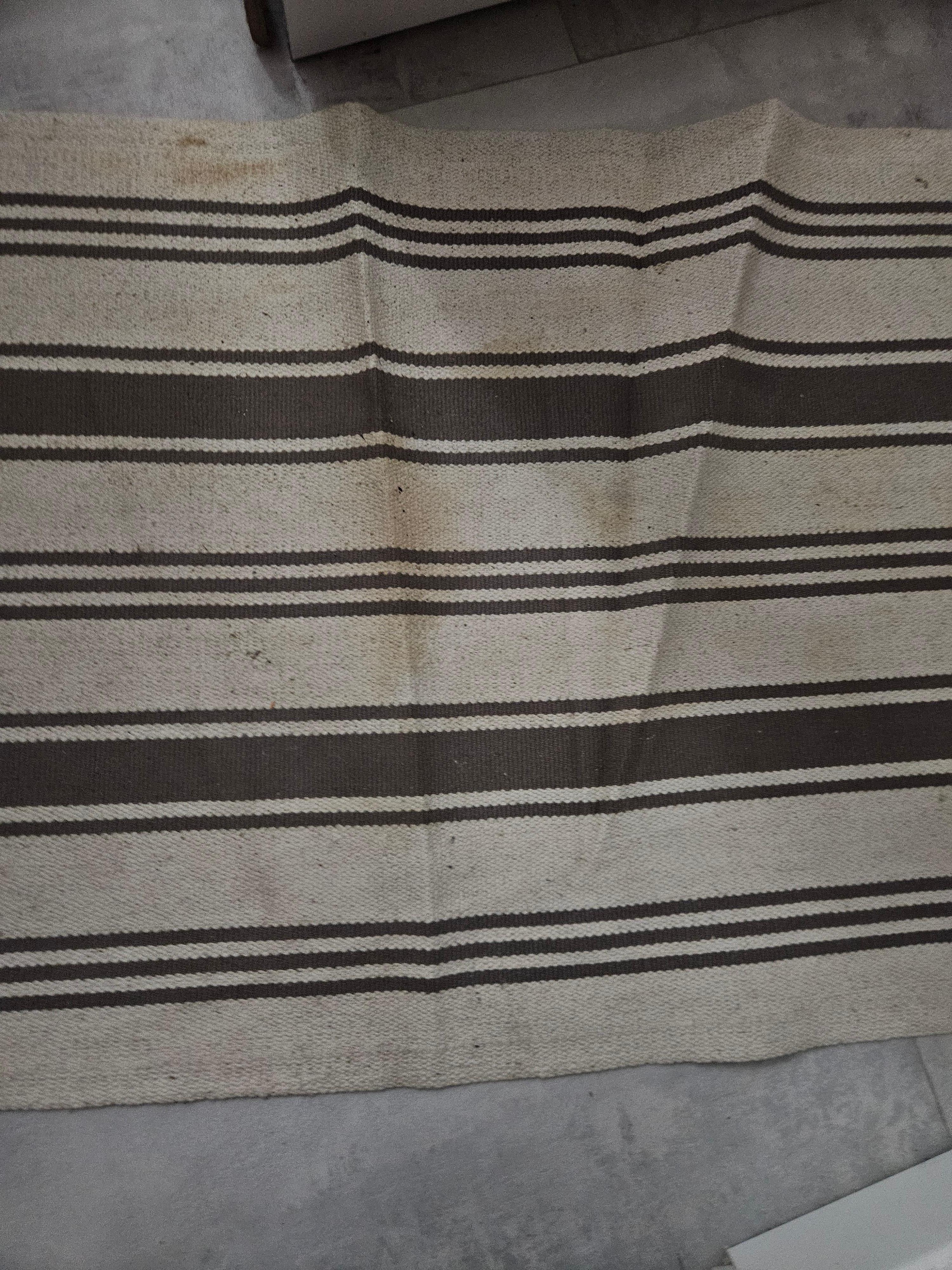 Le tapis de bain, avec de nombreuses tâches suspectes, et qui sentait très mauvais