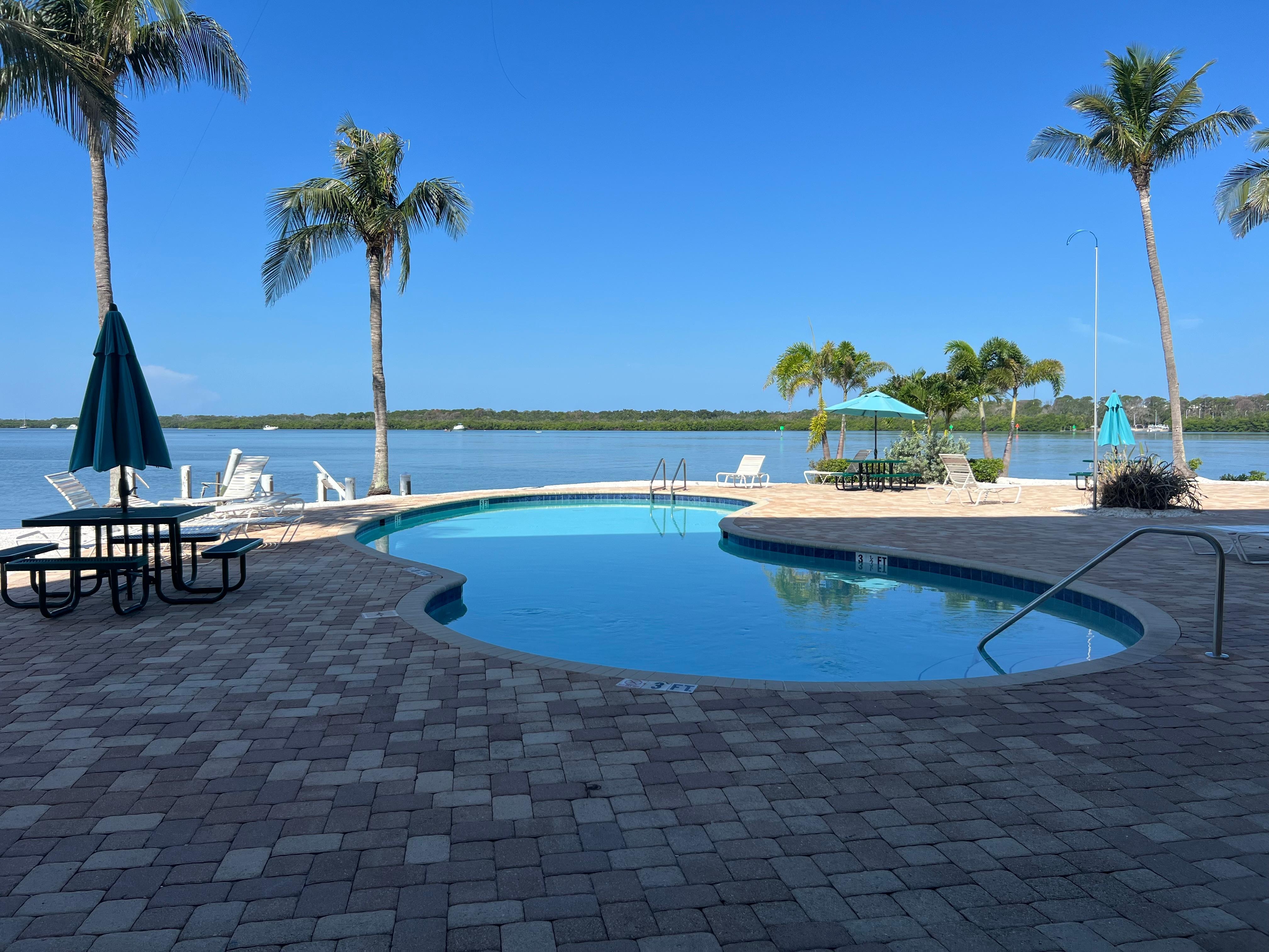 Beautiful pool area and grills in the common area. 