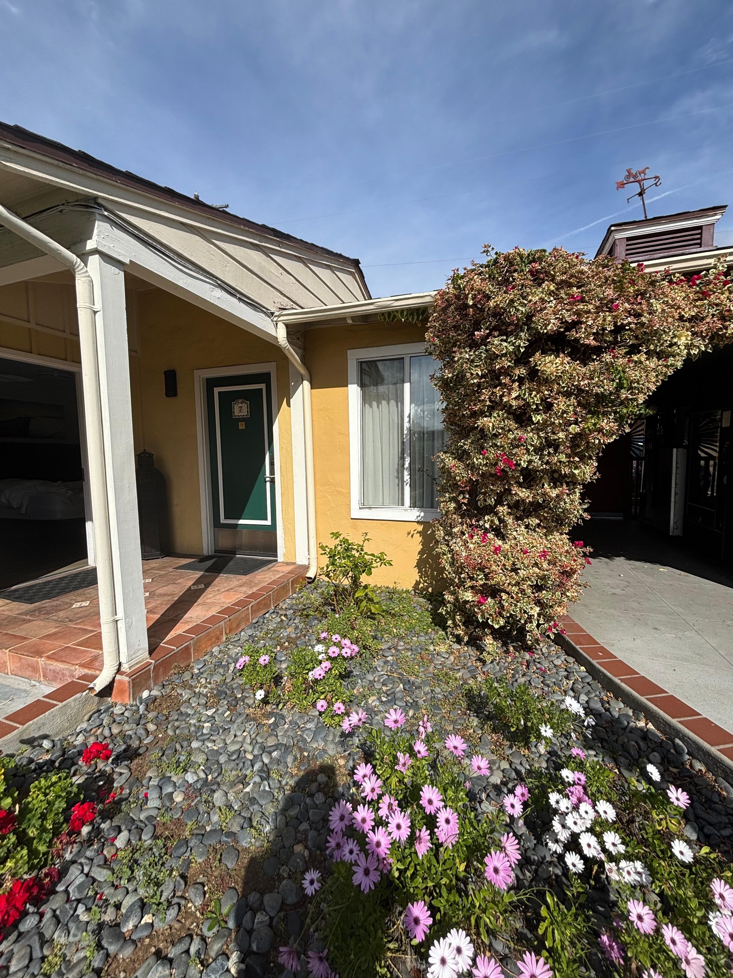 outside view of one of the king bed rooms. pretty area with the flowers.