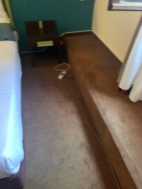Cables de electricidad cruzando la habitaciรณn por el suelo enmoquetado para la TV