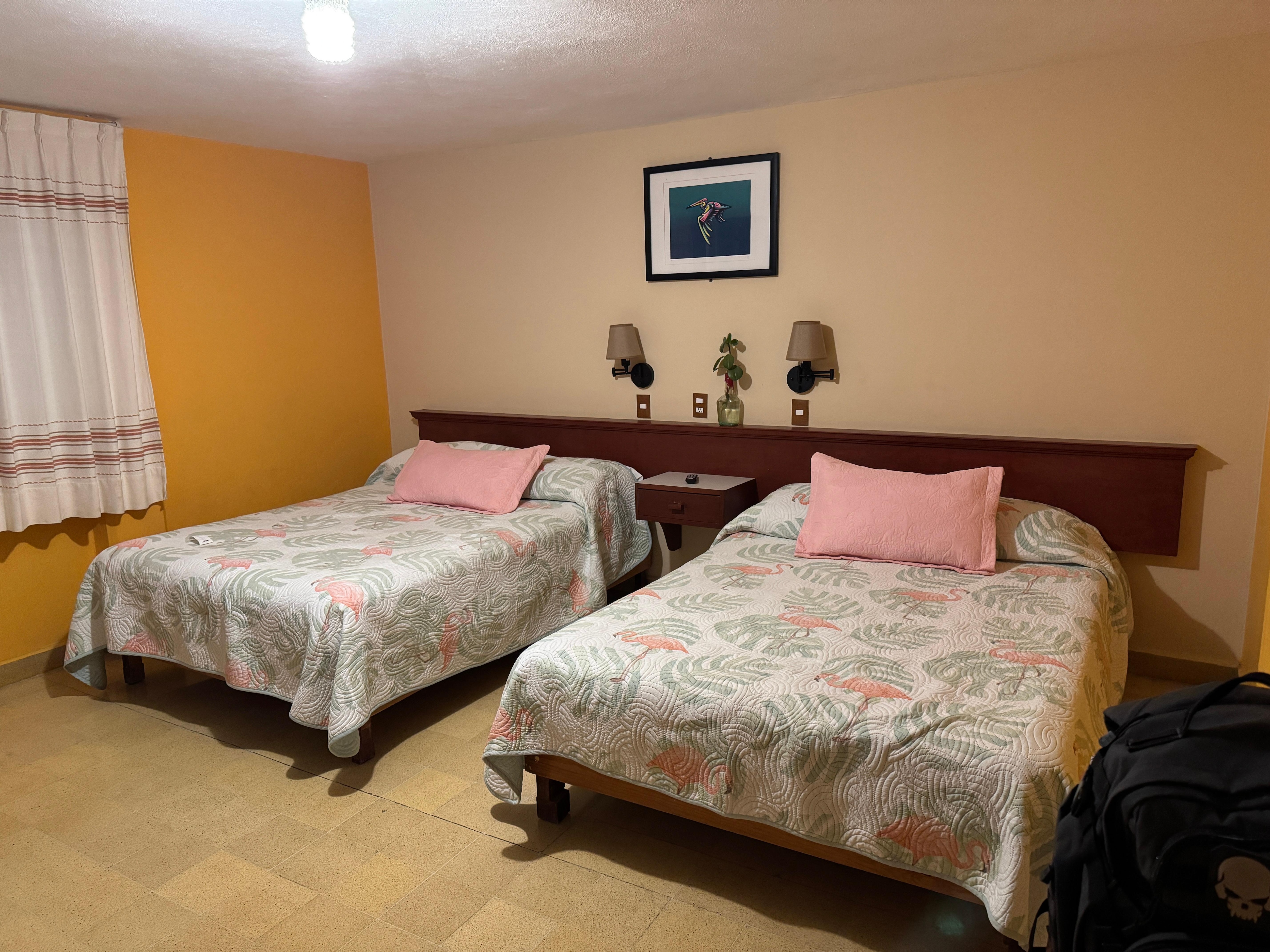 Habitación amplia, muy agradable con 2 camas matrimoniales 