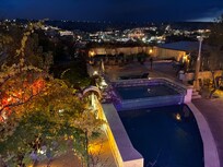 小さいプールがあります。水です。全体的に綺麗でした。