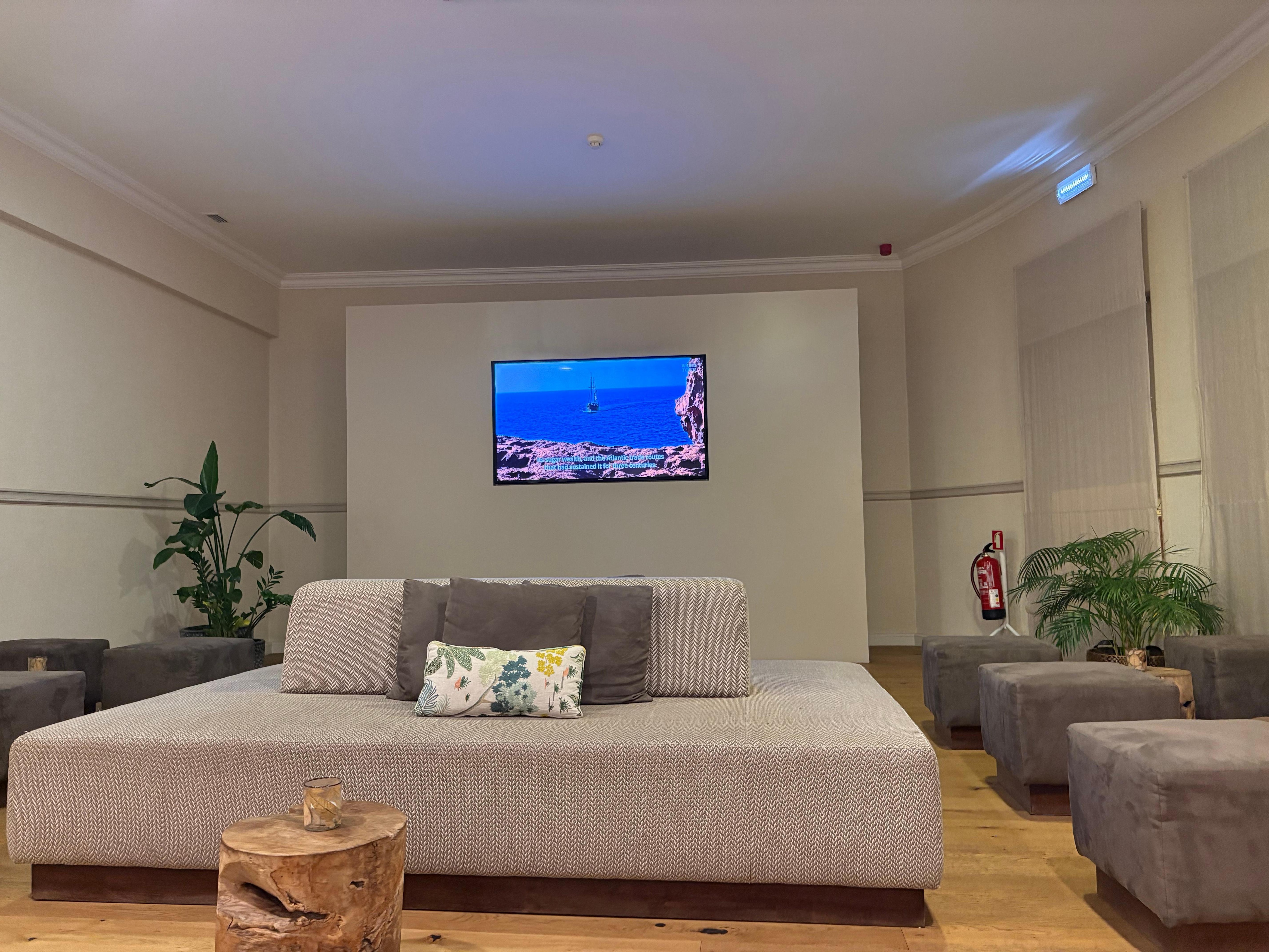 24時間利用可能な広々したラウンジ