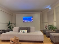 24時間利用可能な広々したラウンジ