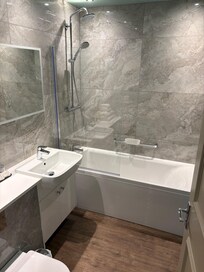 Immaculate bathroom, powerful shower, plentiful hot water