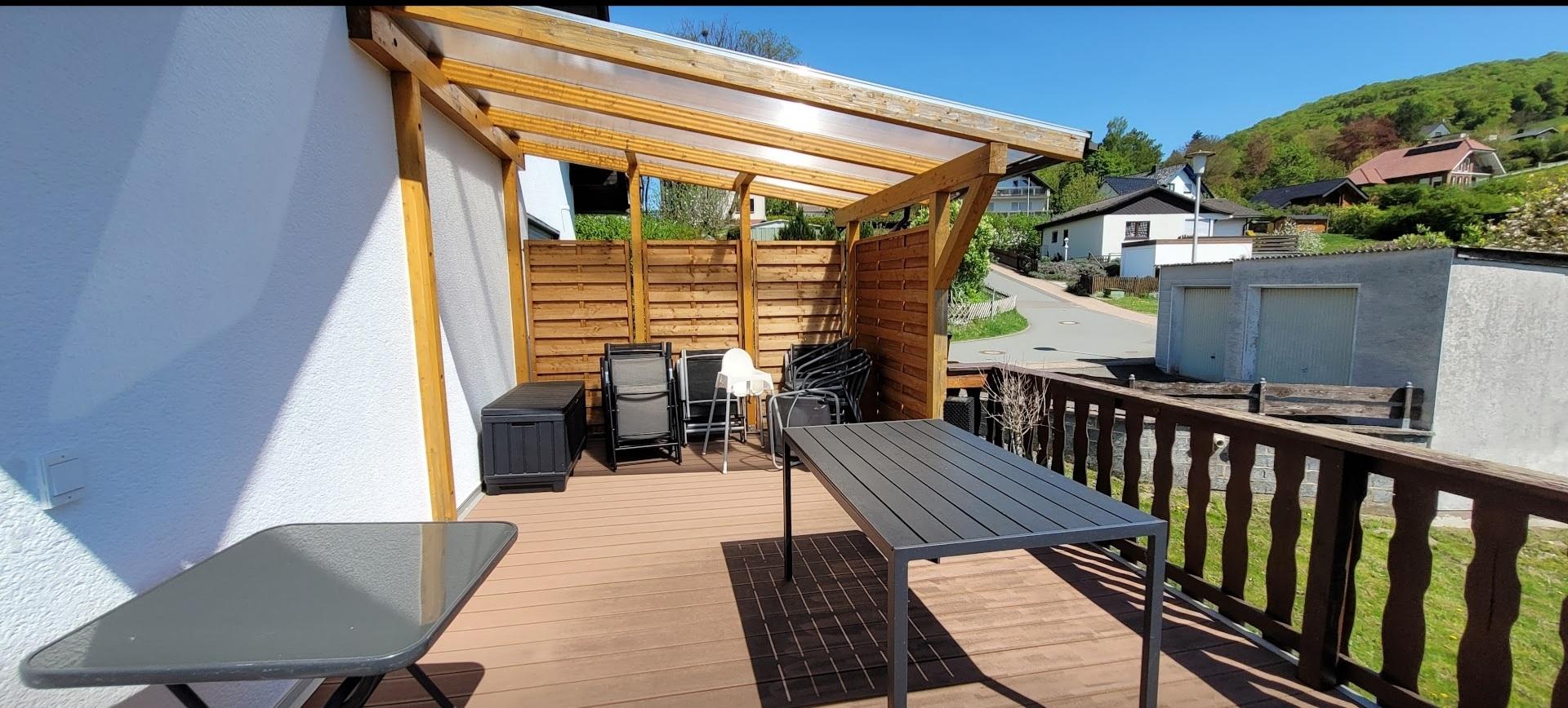 Große überdachte Sitzecke auf dem Balkon