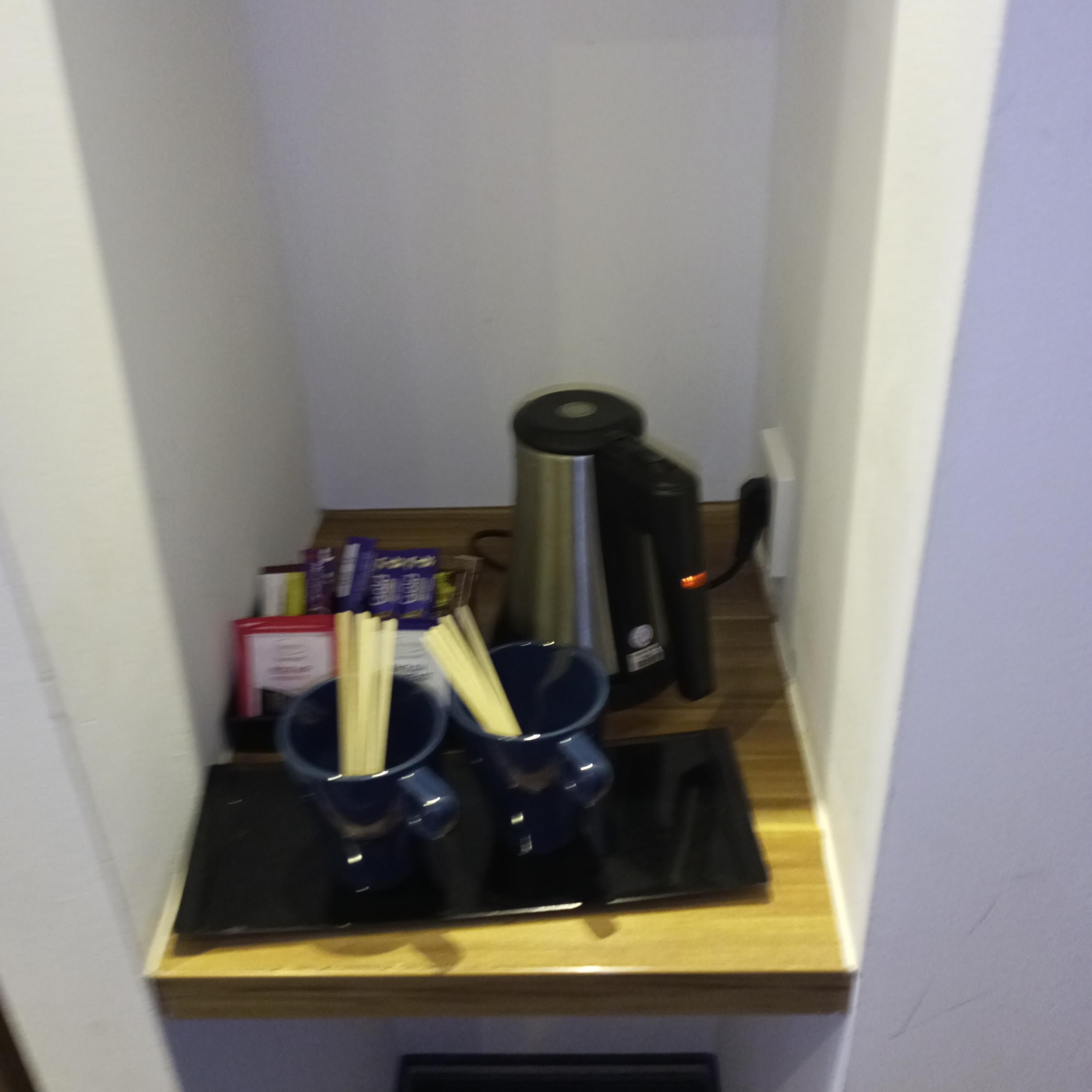 Kaffee und Tee gehören zur Zimmerausstattung, sehr gute Idee