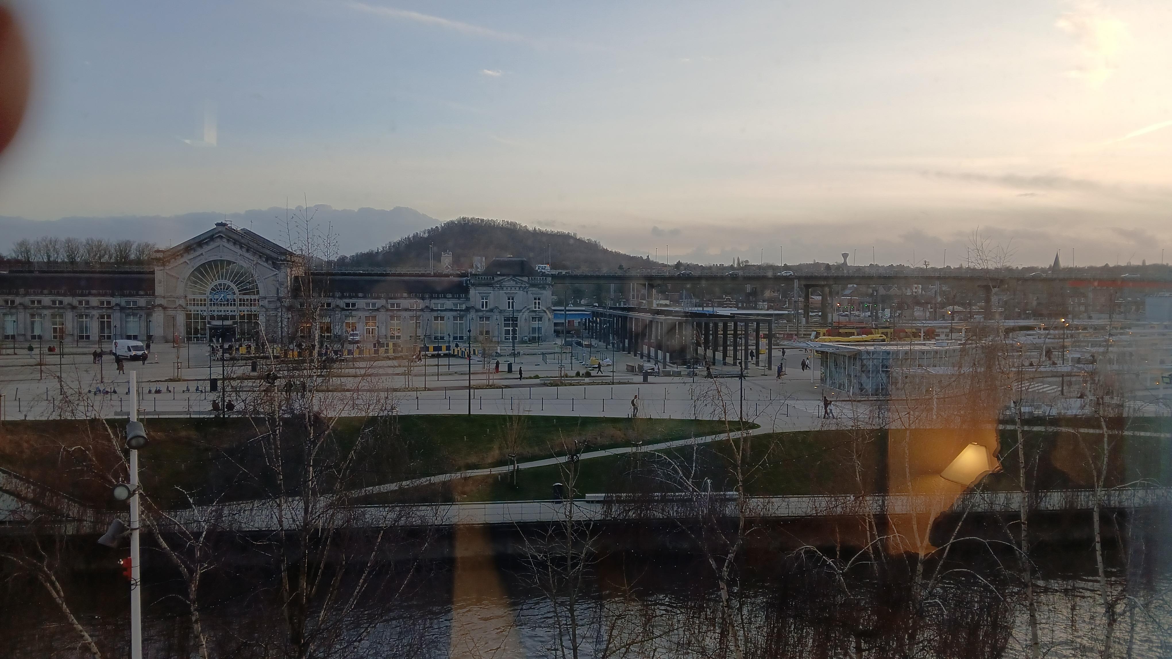 Prima locatie dichtbij station met goede verbinding naar airport