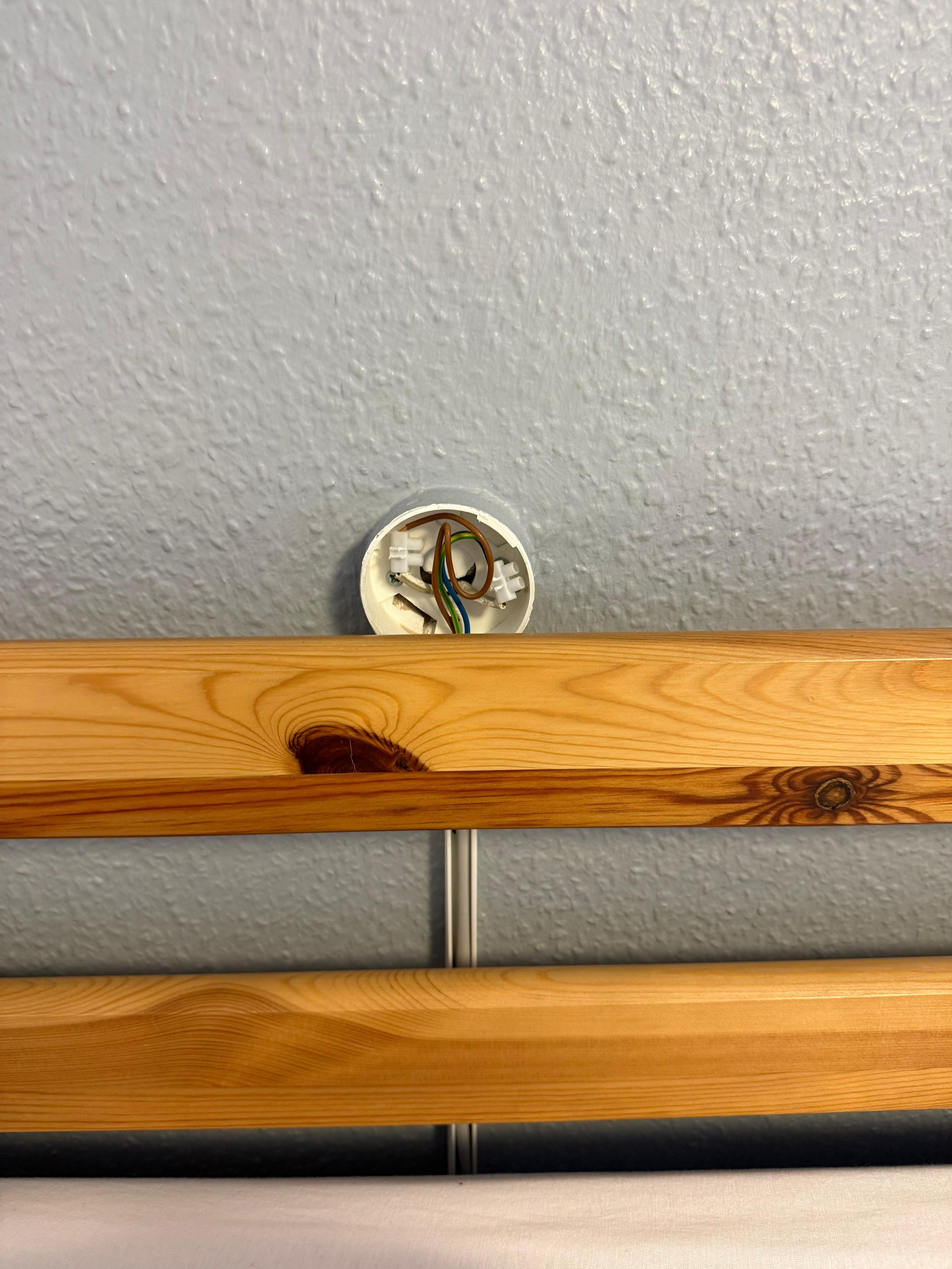 Stromkabel direkt am Bett