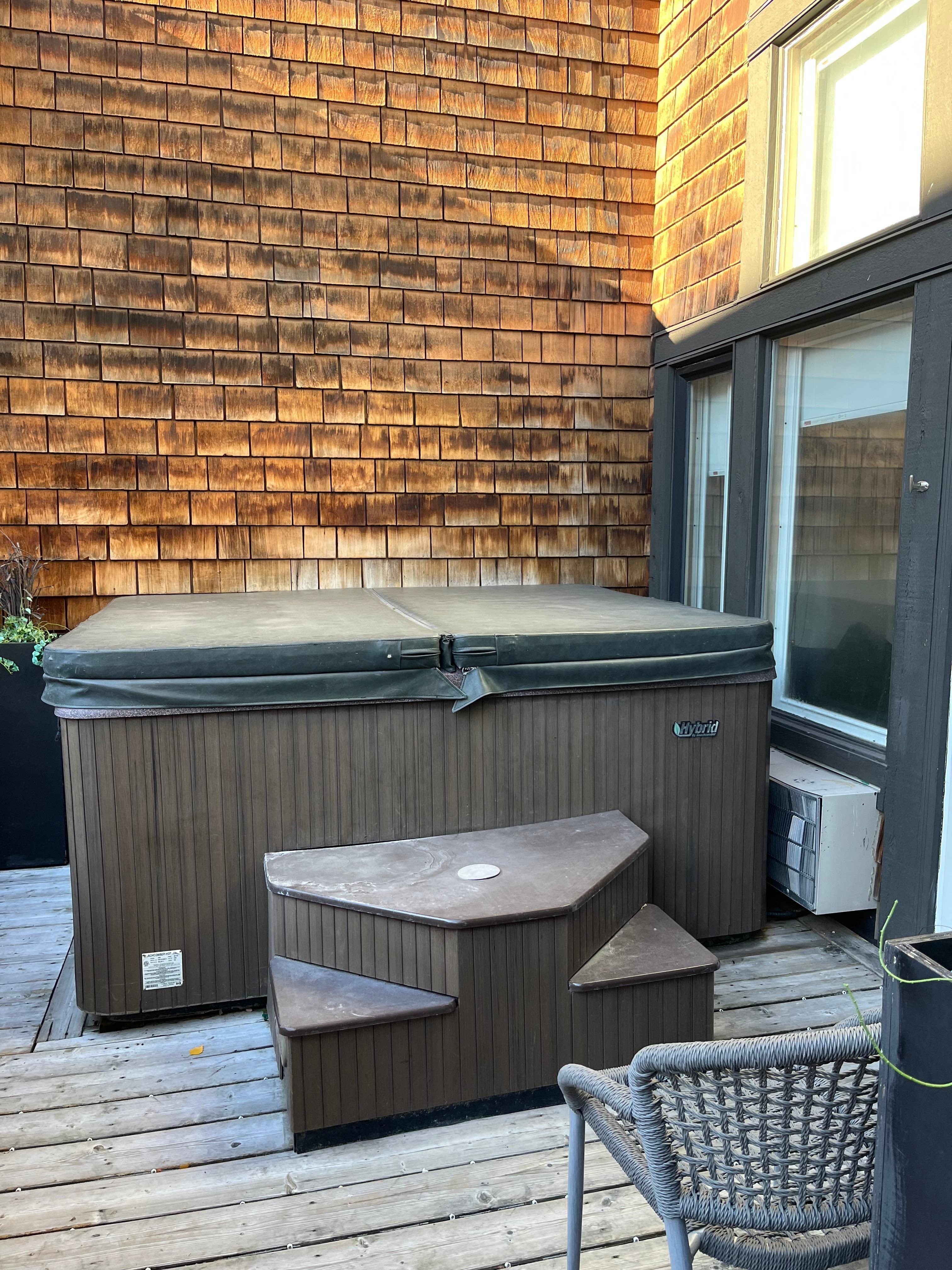 Large hot tub with outstanding views!