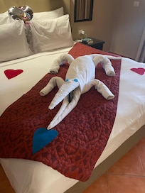Handtuchfigur von der Reinigungskraft gemacht.