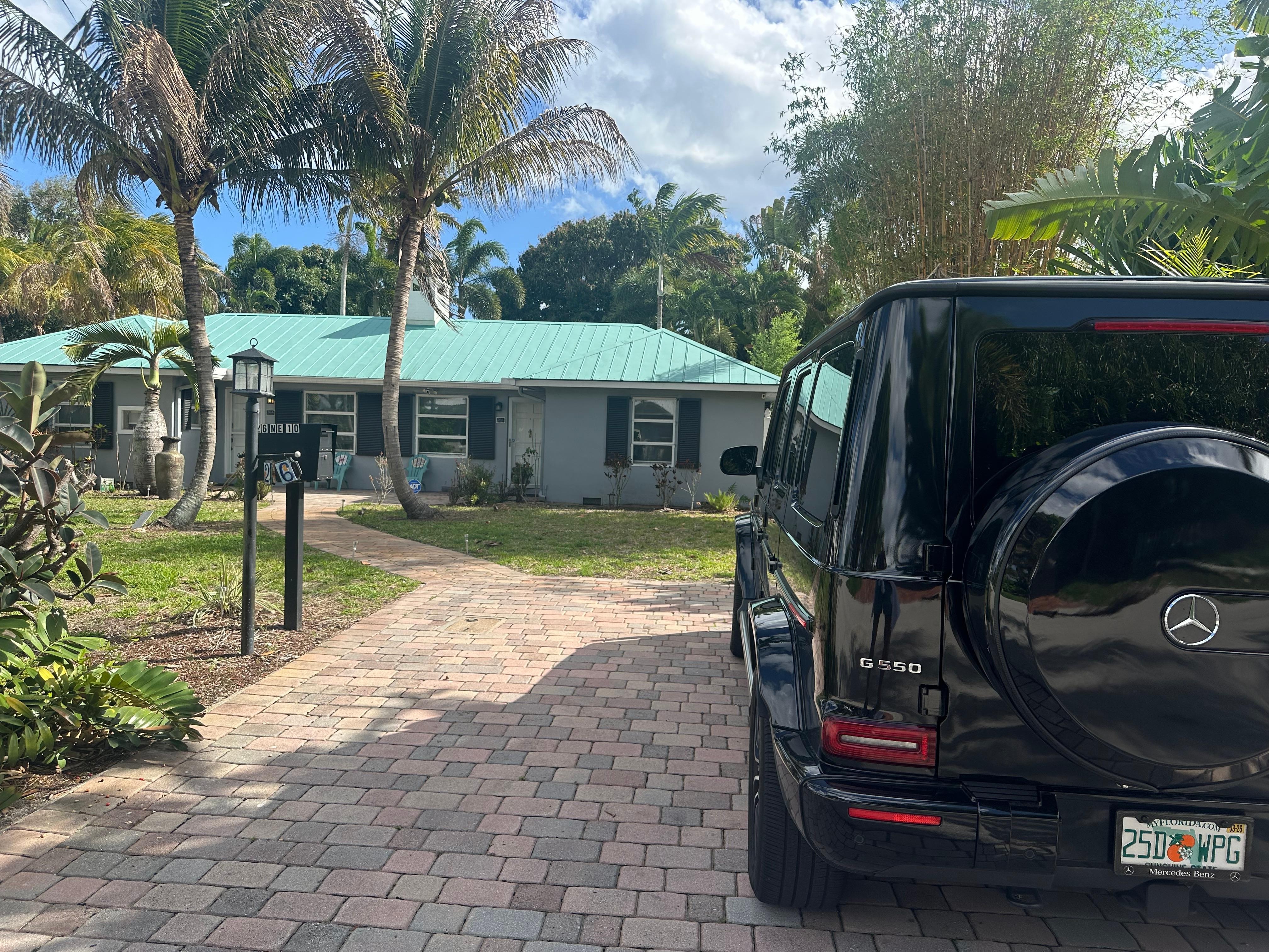 Swinton Cottage-bus line nearby.  We didn’t use it but thought I’d add.  Quiet neighborhood. 