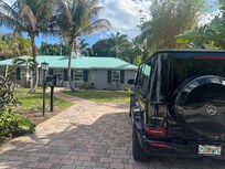 Swinton Cottage-bus line nearby. We didn’t use it but thought I’d add. Quiet neighborhood.