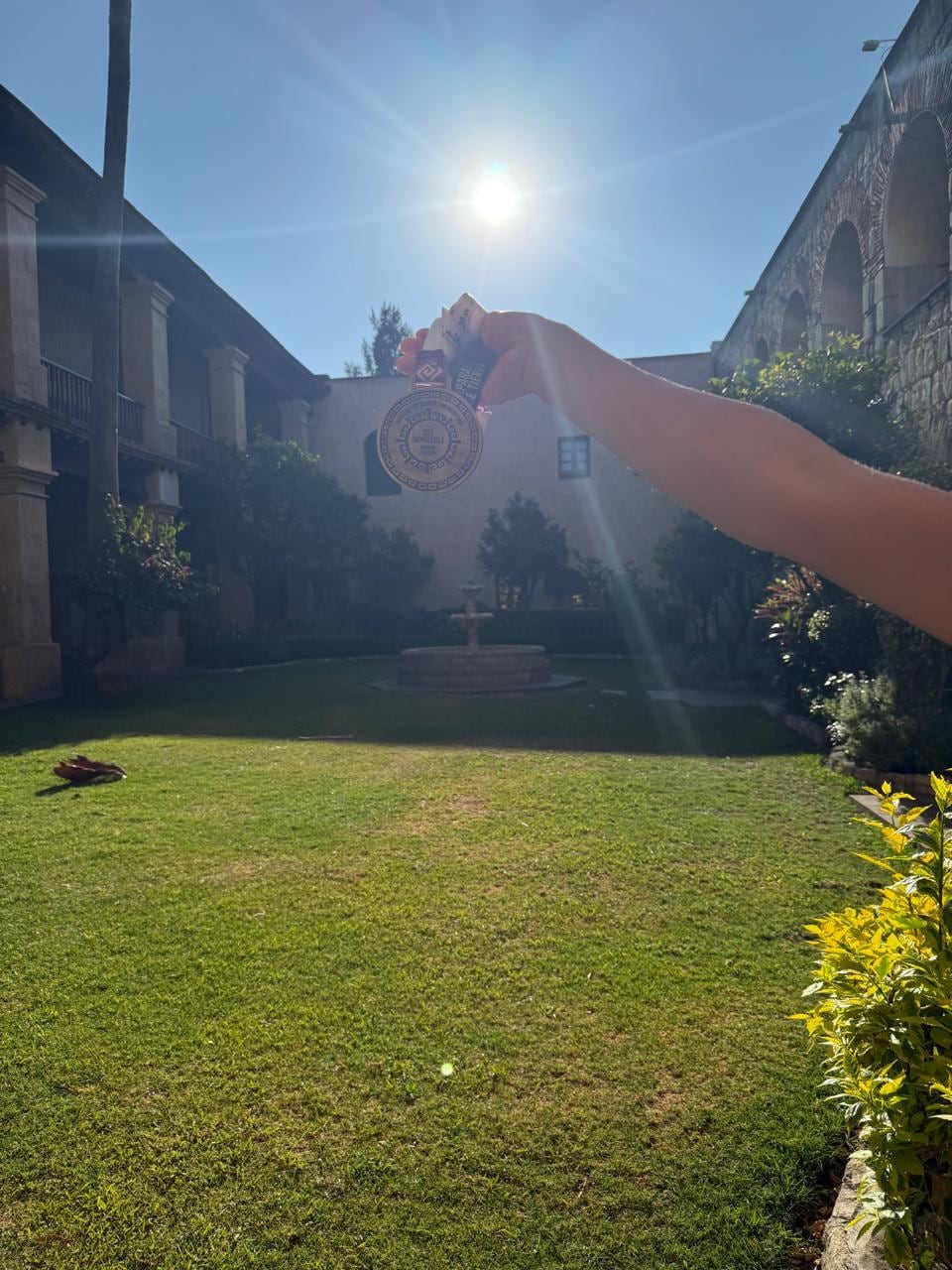 En el Jardín con la Medalla "México Imparable".