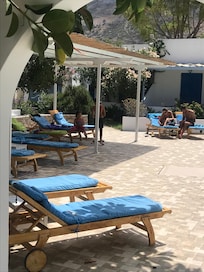 Les transats de la piscine