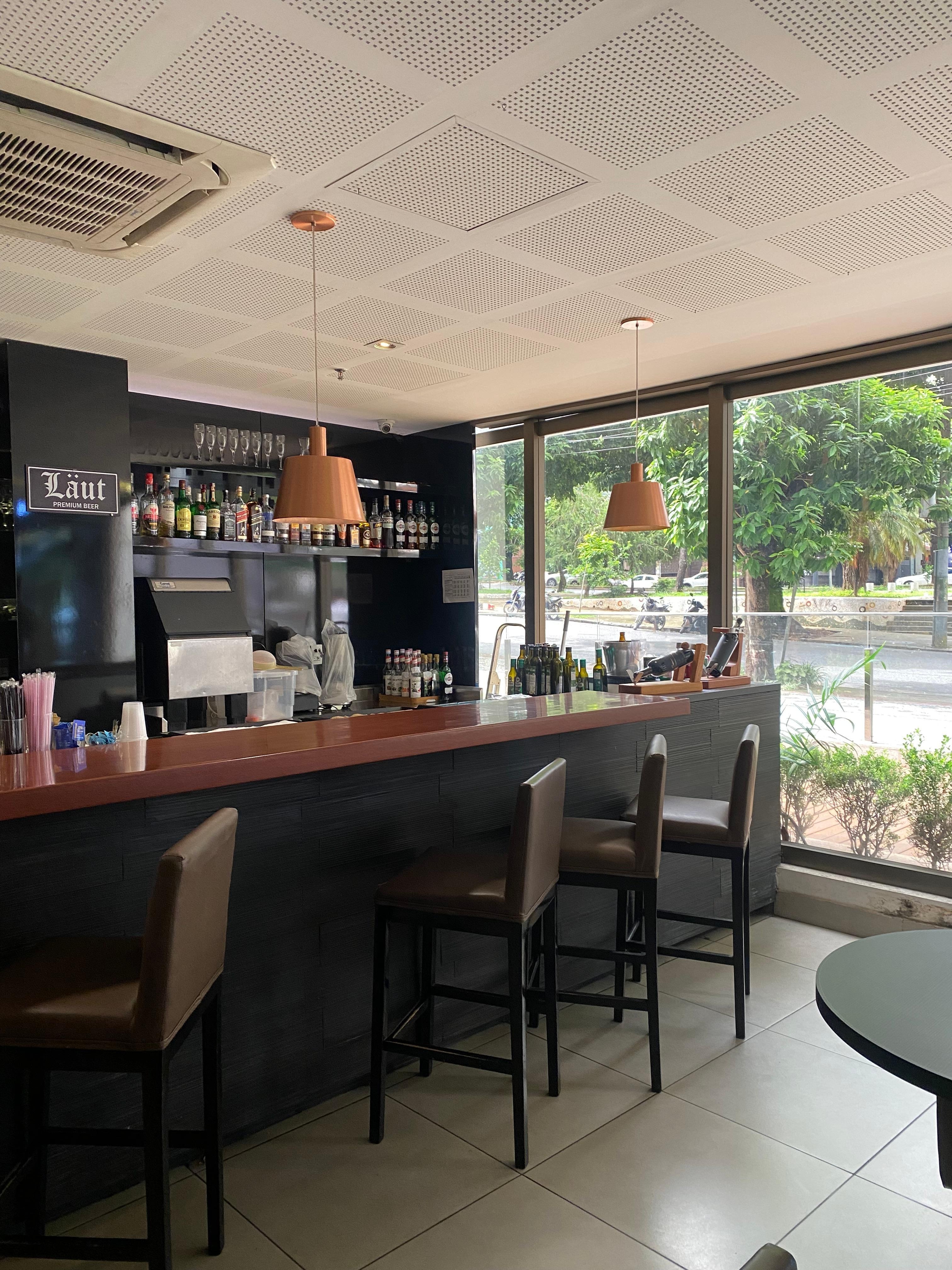 Restaurante é bar do hotel organizado e amplo 👏🏼