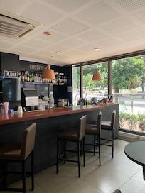 Restaurante é bar do hotel organizado e amplo 👏🏼