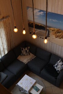 Blick von der Treppe aufs Sofa mit schönem Wandbild