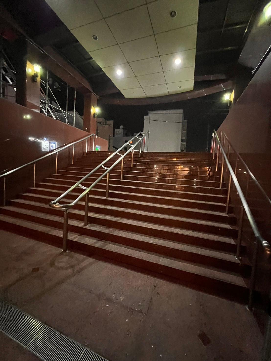 地下1階只有階梯，對於大件行李搬運吃力