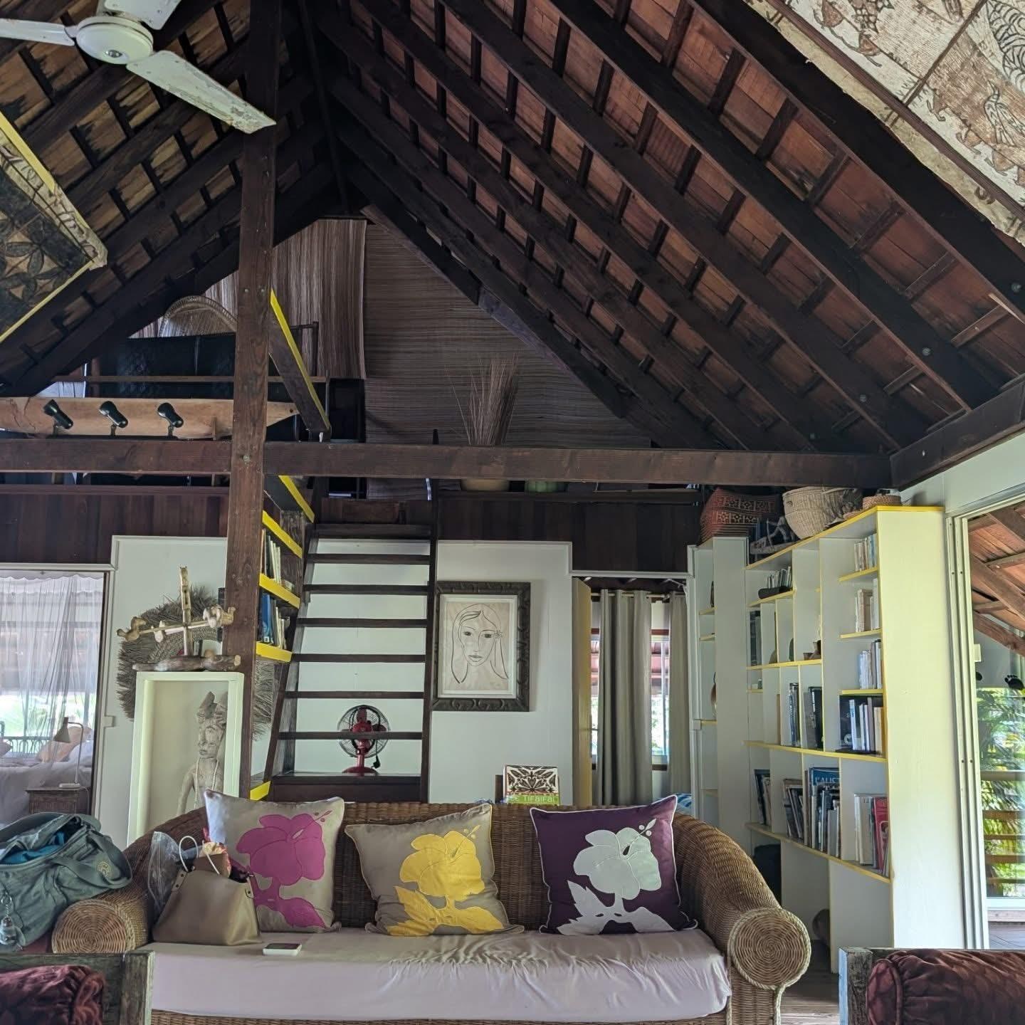 vue du salon et de la mezzanine "dortoir"