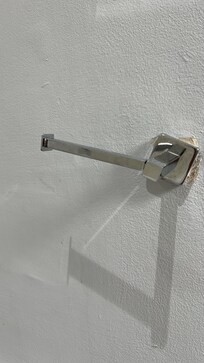 Toilet-rol houder die bijna van de muur valt