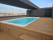 Private small pool (cold)
