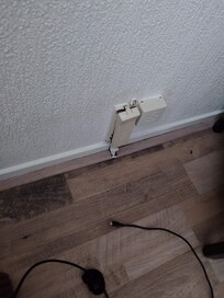 Defekte Kabelabdeckung im Wohnzimmer