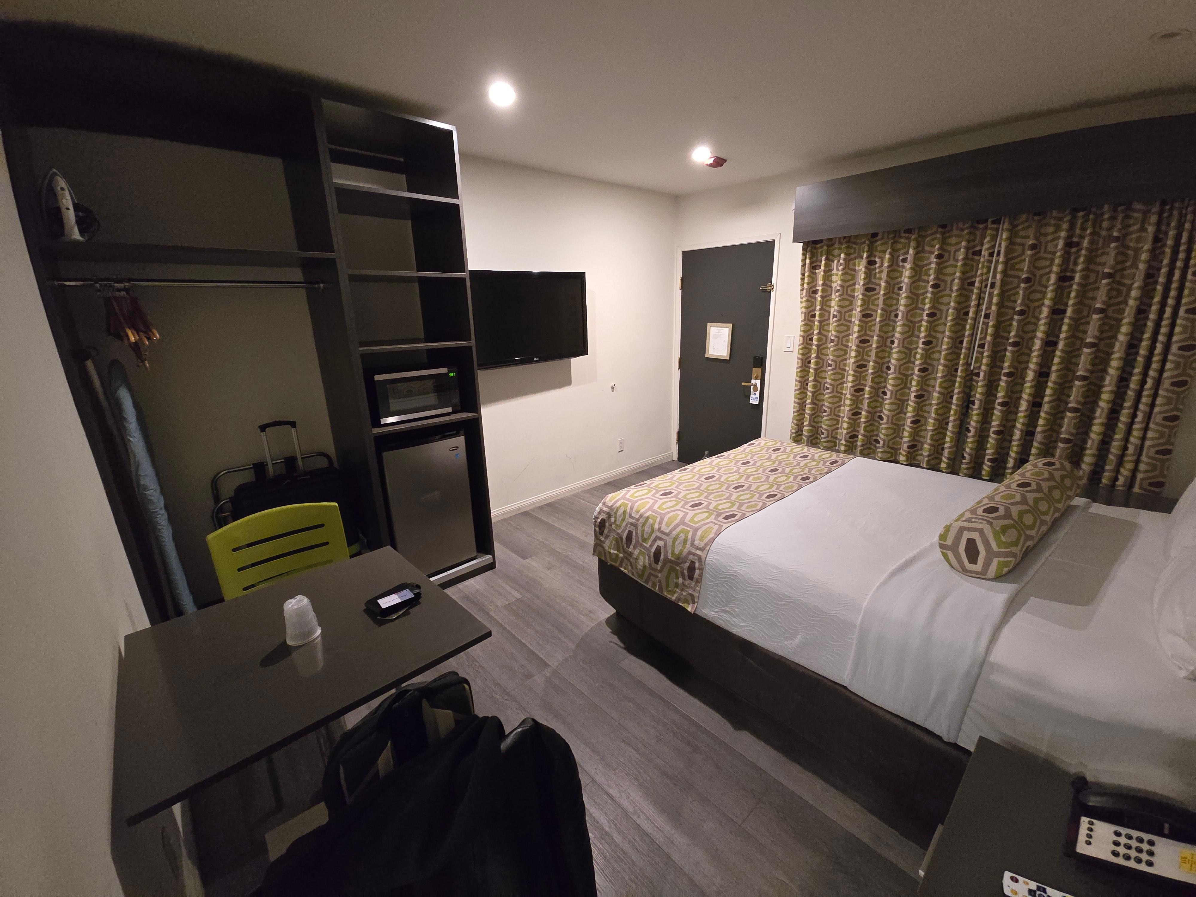 Schrank mit Mikrowelle und Kühlschrank 