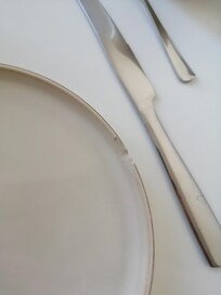 Abgeplatztes Geschirr.