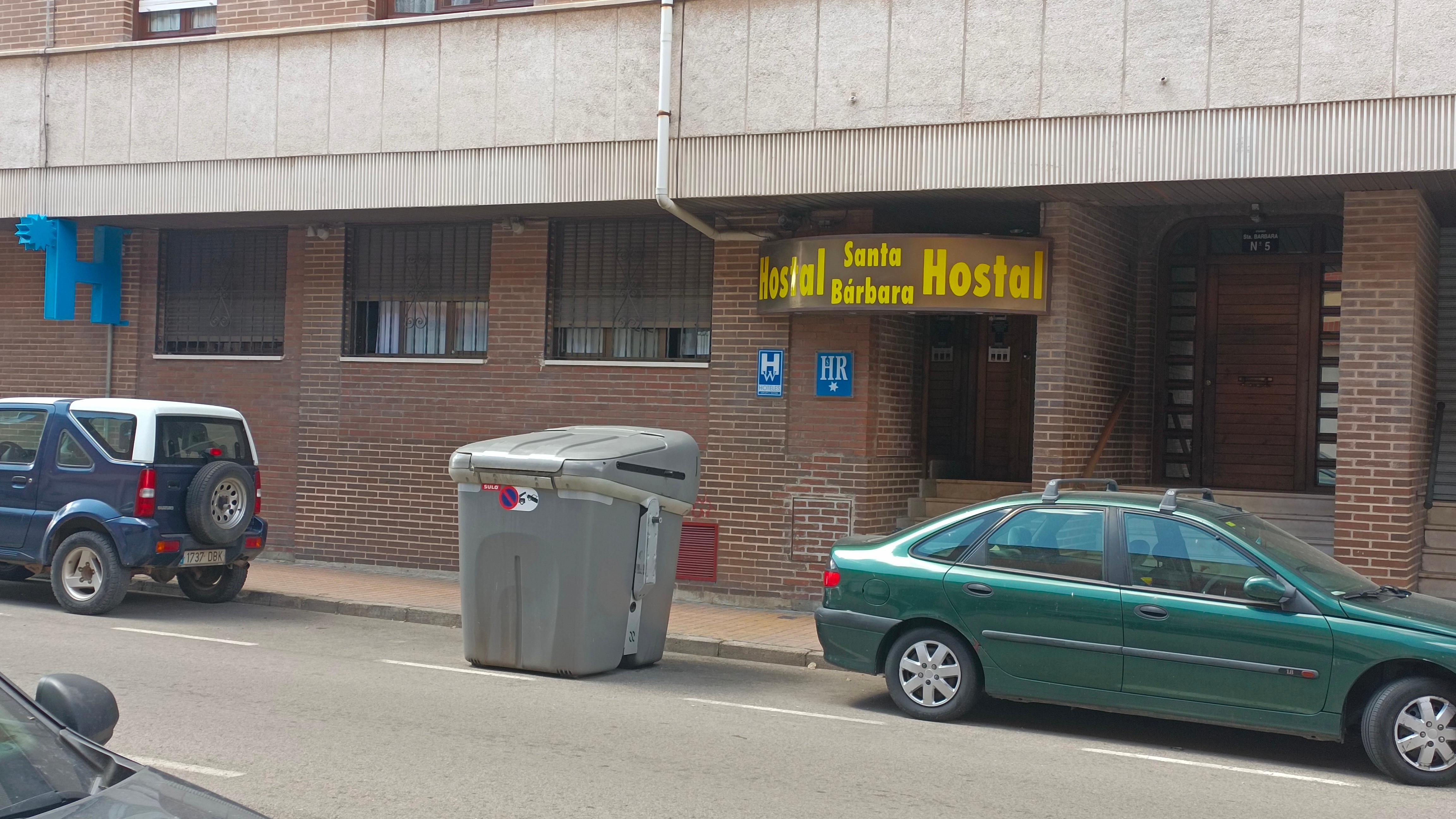 Todo el hostal son 4 habitaciones seguidas a pie de calle, en planta baja.