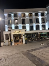 I'm really enjoyed the hotel Golde Gate. Comfort very good close to everything what you need breakfast so tasty. stuff so centily me and my family so happy leaving thanks 😊