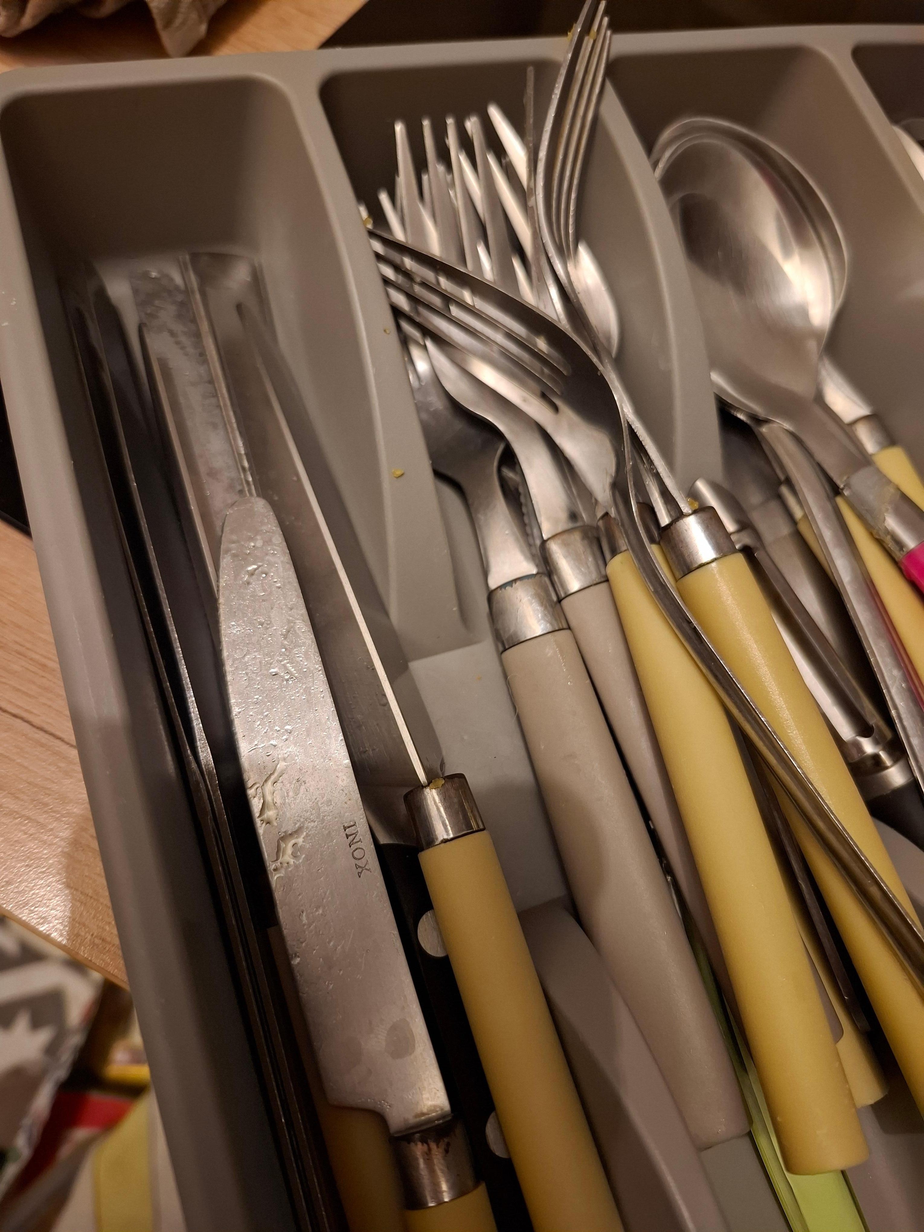 Couverts rangés non lavés. 