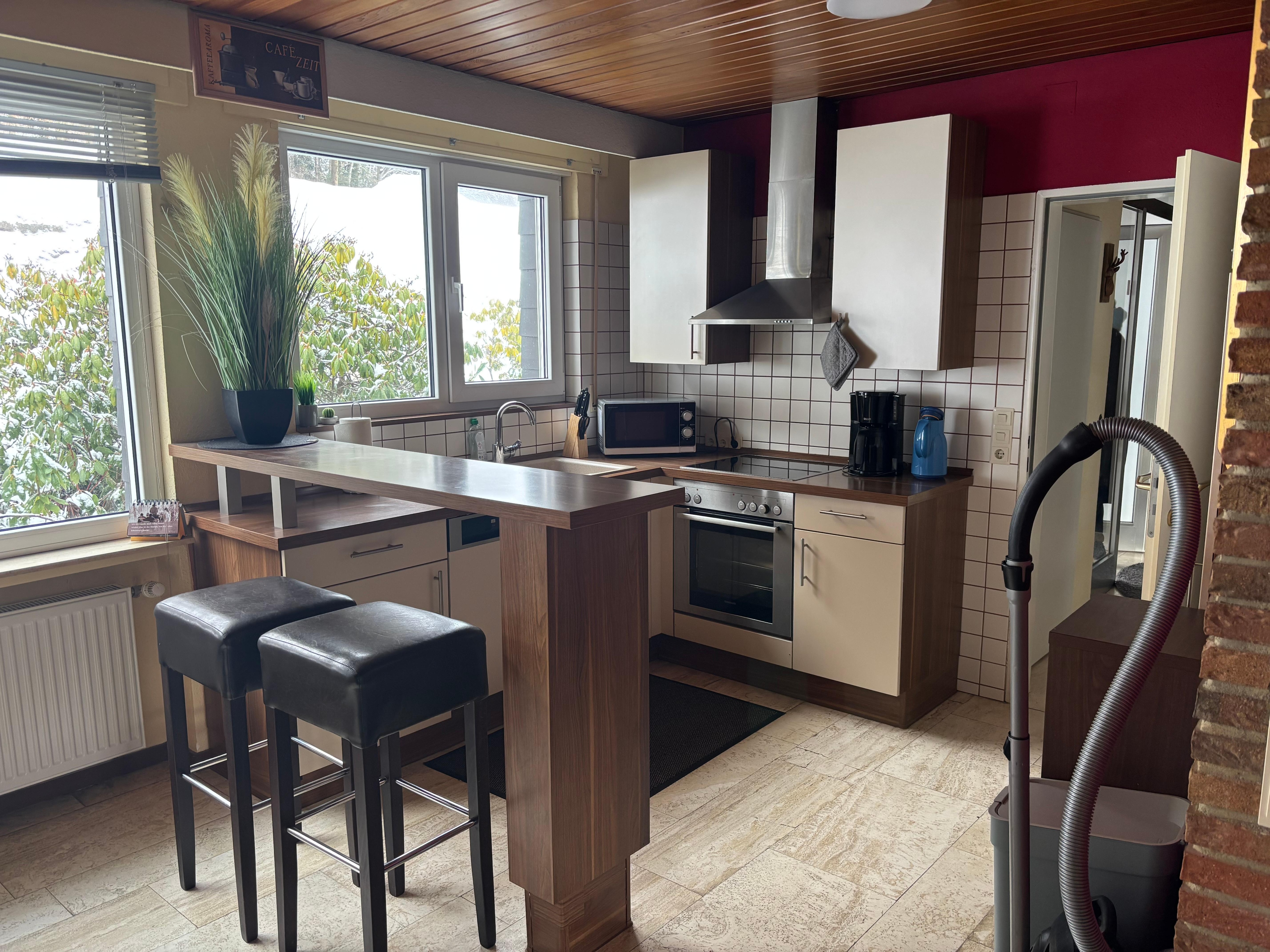 Kleine Küche, voll funktionstüchtig und gut ausgestattet