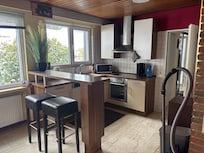 Kleine Küche, voll funktionstüchtig und gut ausgestattet