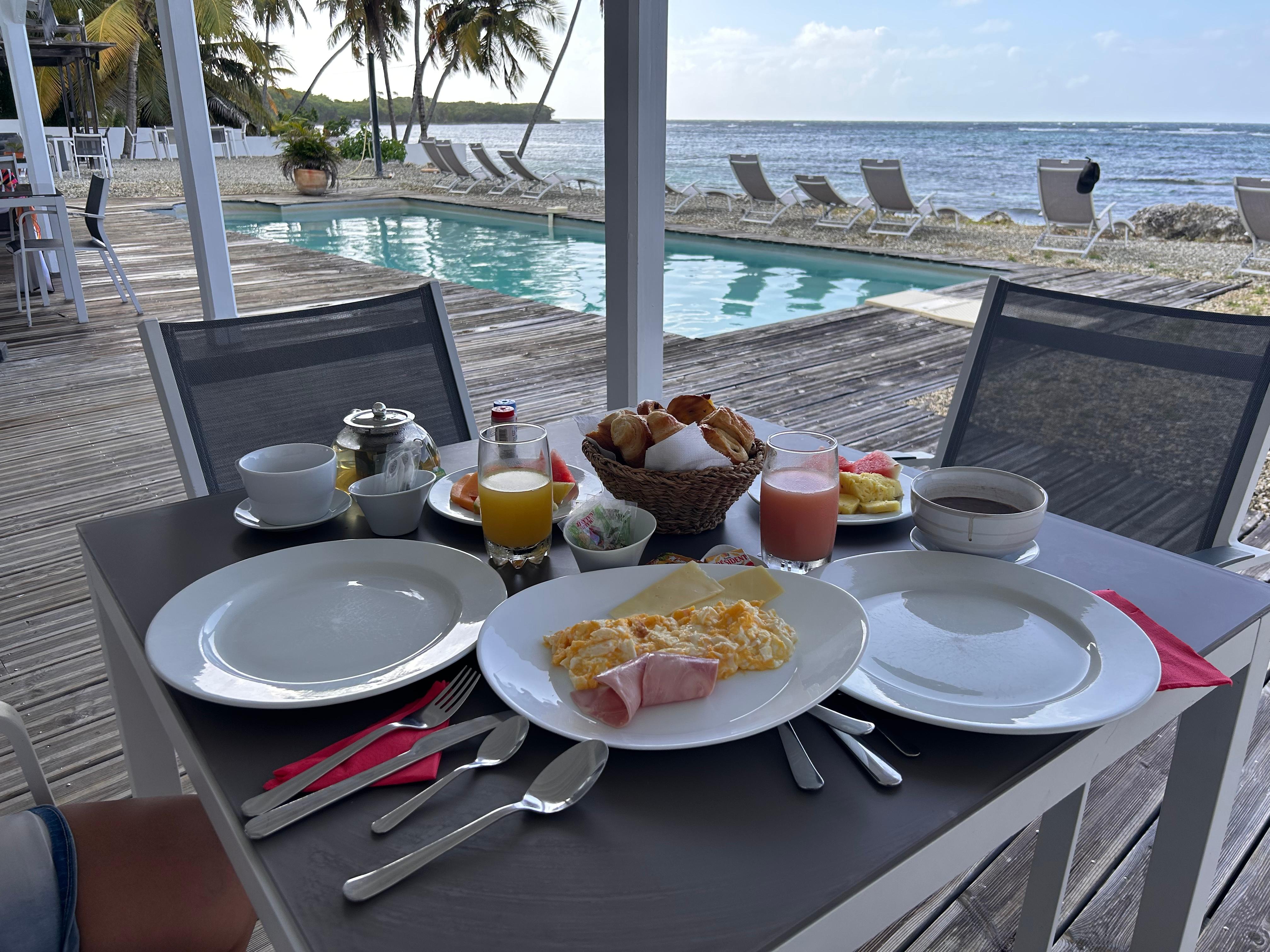 Petit déjeuner copieux et bon 