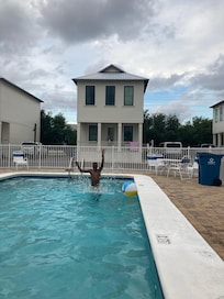 The pool in front was a great bonus!