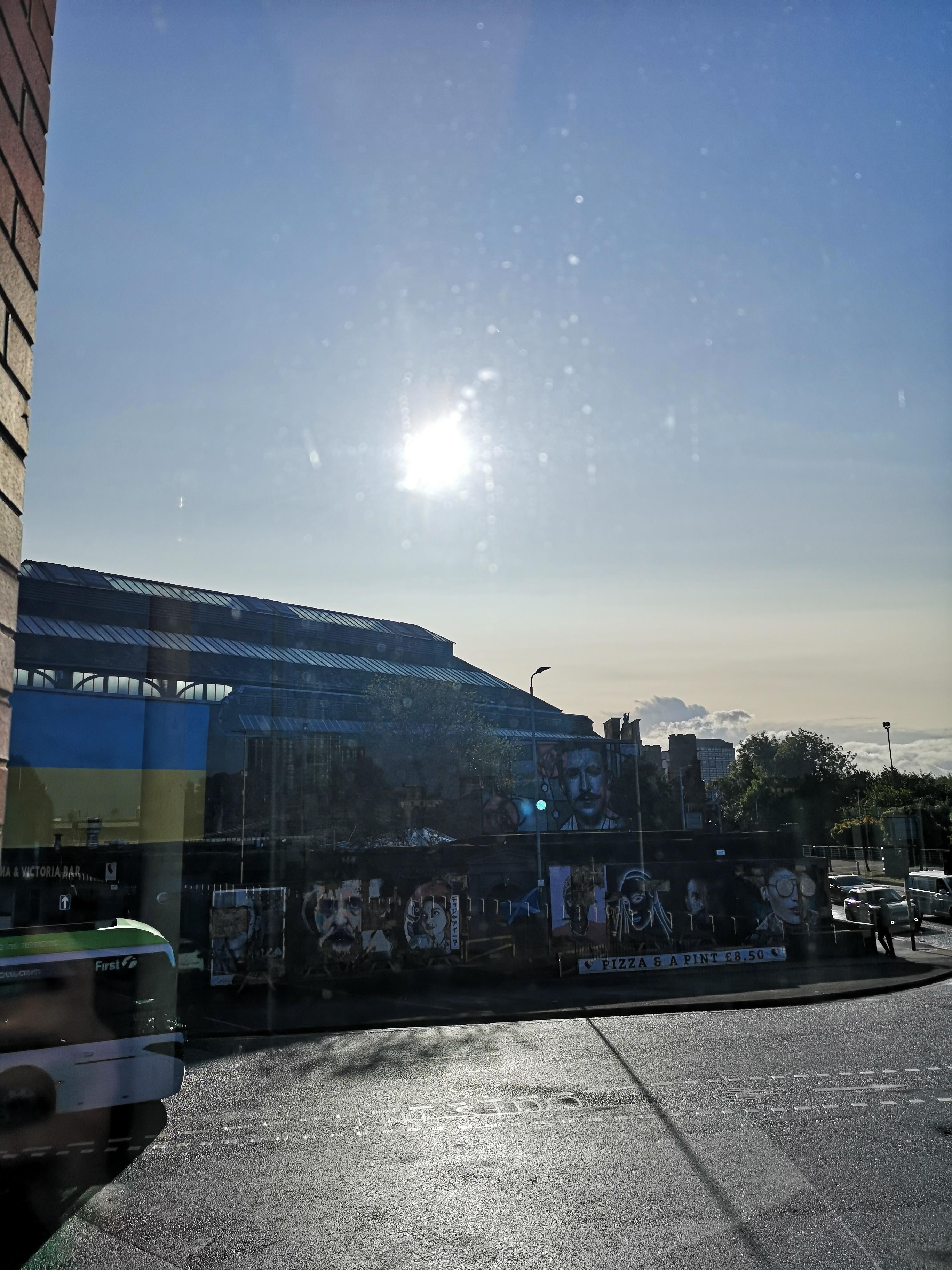 Tatt fra vindu ut mot Clutha bar