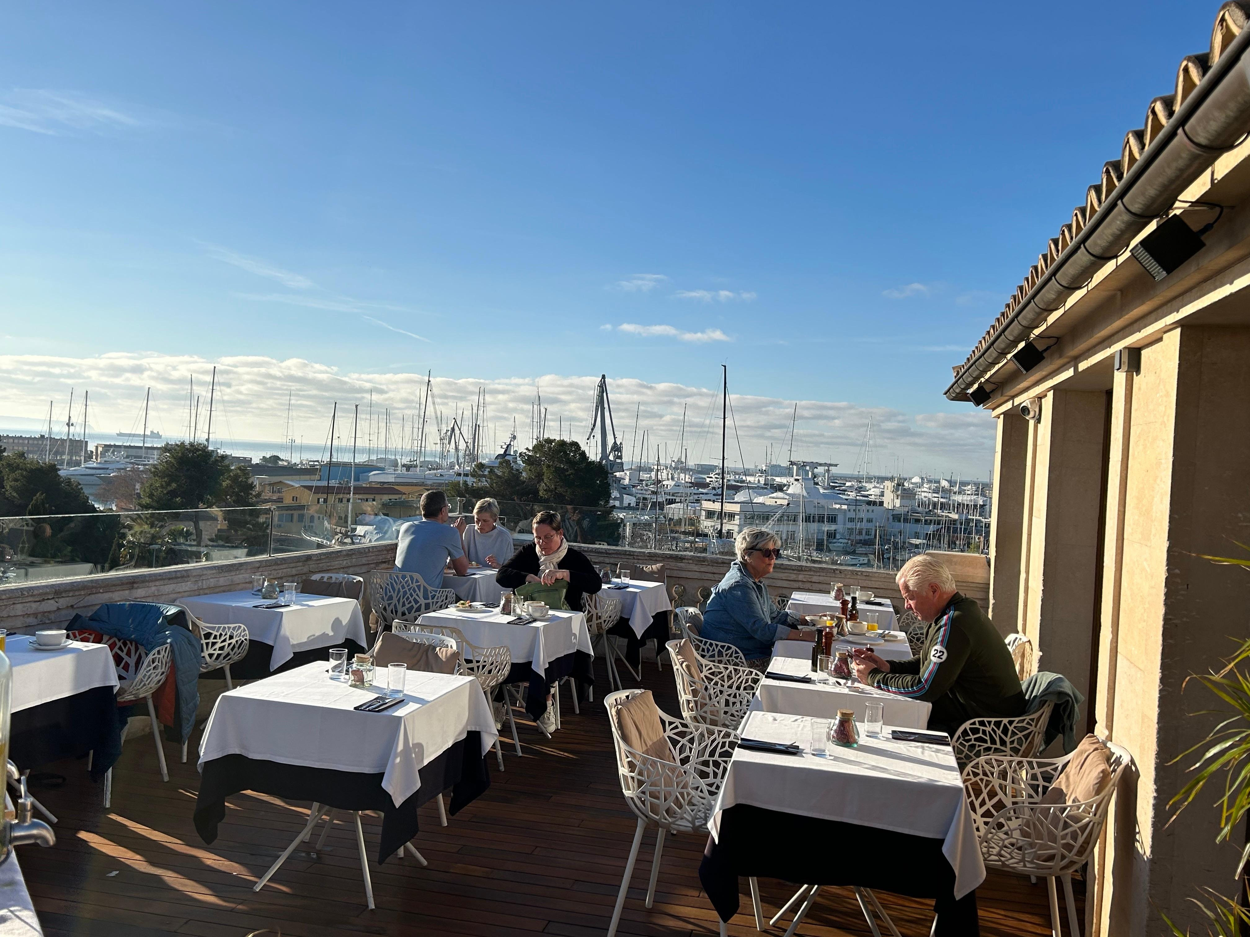 Frukost på terrassen. I februari. 