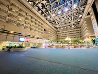 Hall do terminal de embarque e hotel