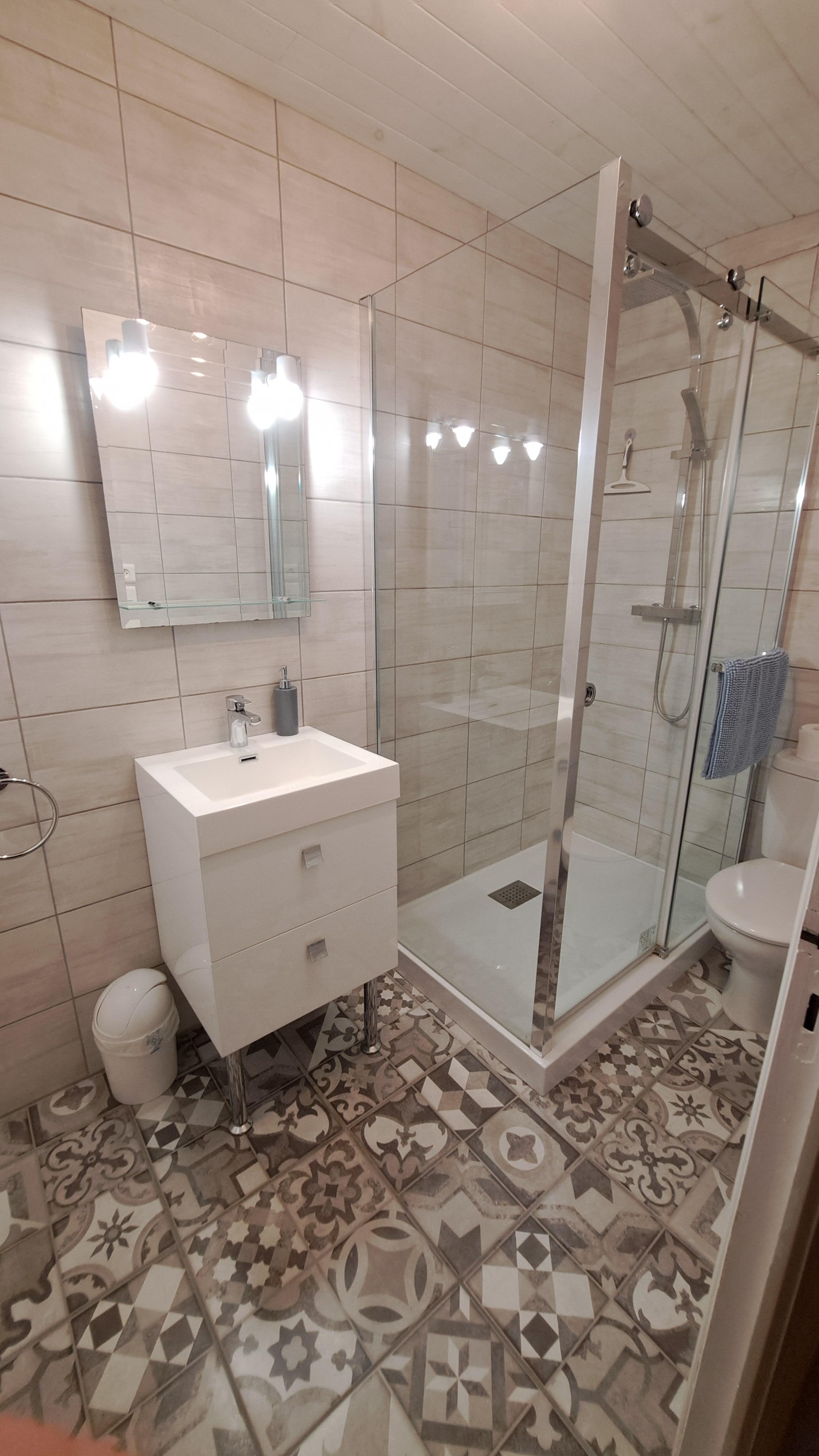 En-suite bathroom (bedroom 1)