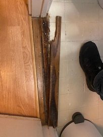 Dørterskelen pp badet vitner om mye vannskader
