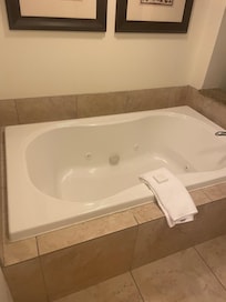 Private hot tub!! 🤗